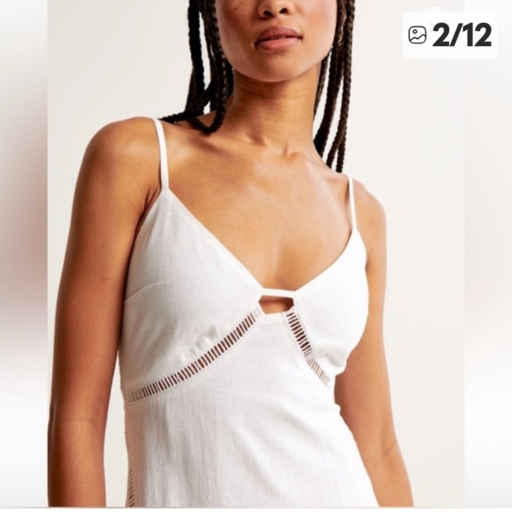 Abercrombie & Fitch White Maxi Dress with Front Keyhole - Picture 4 of 13